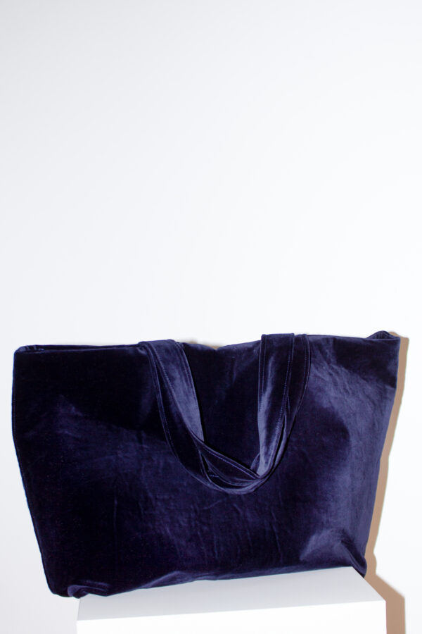 upcycled deadstock silk navy bag sustainable fashion Öskjonheit
